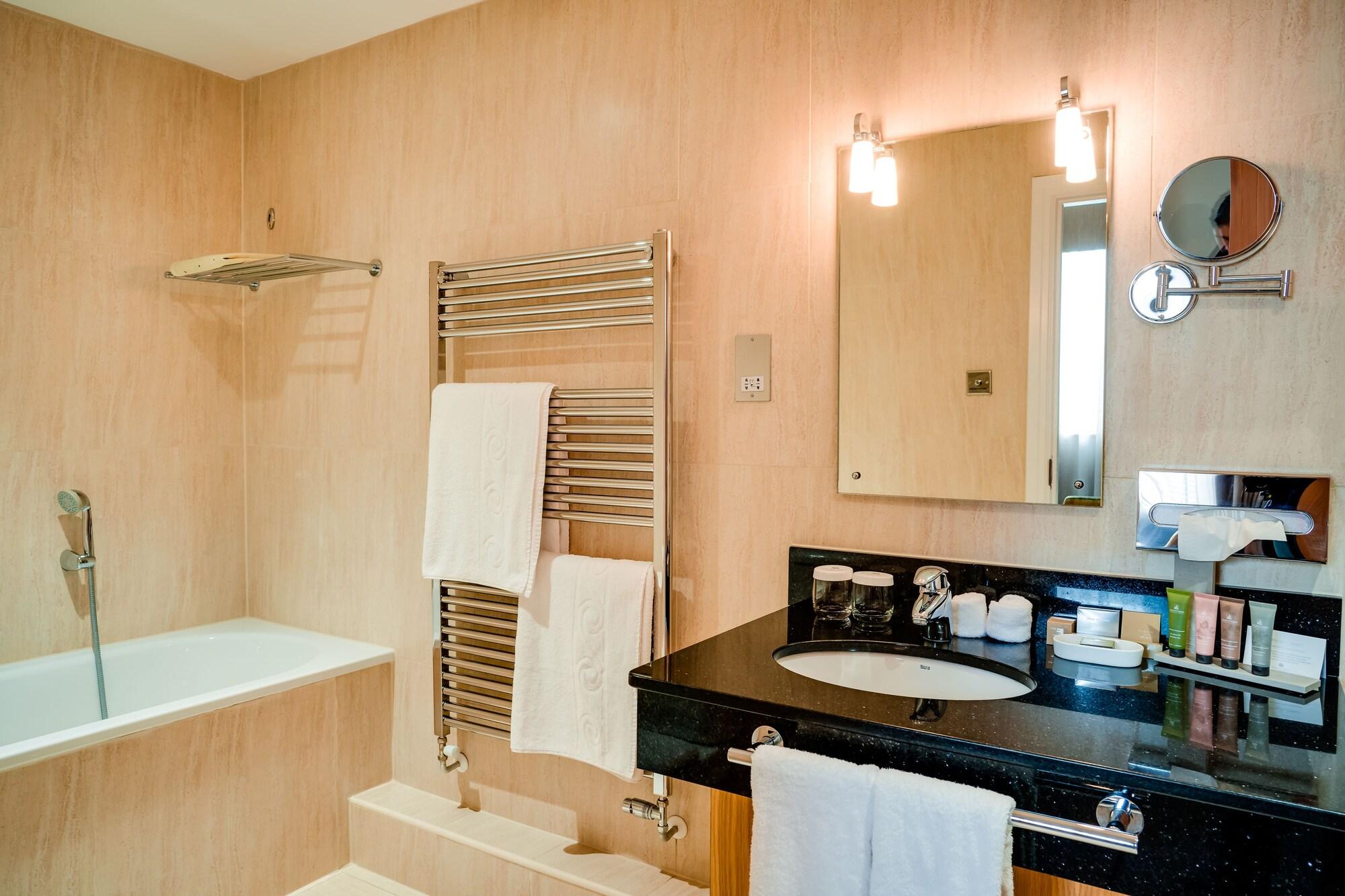 Oakley Hall Hotel Бейсингсток Екстериор снимка