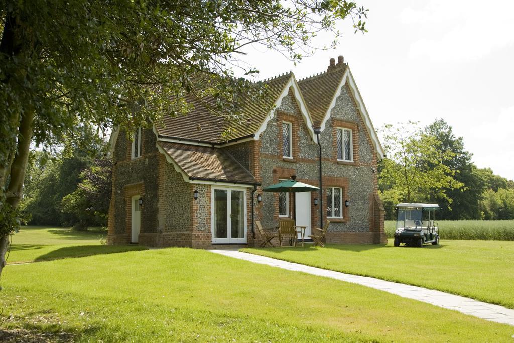 Oakley Hall Hotel Бейсингсток Екстериор снимка